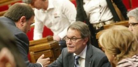 El presidente de la Generalitat, Artur Mas, habla con el líder de ERC, Oriol Junqueras en la sesión de control al Govern.