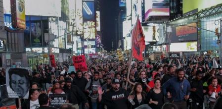 Un grupo de manifestantes clama justicia por la muerte de Freddie Gray