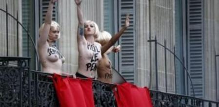 Tres activistas, una de ellas con una bengala que llegaría a encender antes de ser expulsadas del balcón por el servicio de orden del FN