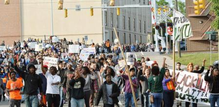 Un grupo de ciudadanos celebra la imputación de seis policías por la muerte de Freddy Gray