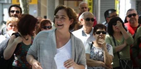 Ada Colau en un acto de precampaña en la Via Júlia de Barcelona