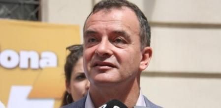 Bosch atiende a los medios tras un acto de precampaña en Les Corts, Barcelona