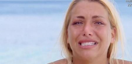 Elisa de Panicis de 'Supervivientes' llora y quiere abandonar por falta de un peine