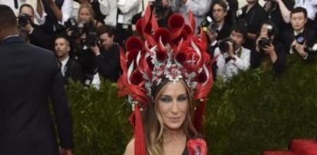 Sarah Jessica Parker sorprende en la alfombra roja de la Gala MET 2015 con un llamativo tocado rojo de grandes dimensiones