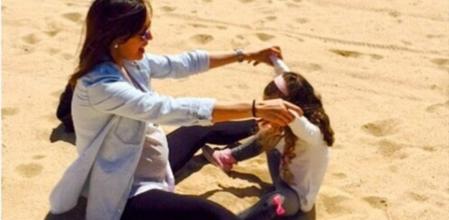 Anna Ortiz, mujer de Iniesta, en la playa con la hija de ambos, Valeria