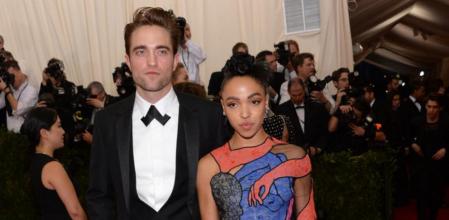 El actor Robert Pattinson presenta a su novia, la cantante FKA Twigs, en el Metropolitan Museum of Art's Costume Institute, para la gala de los MET