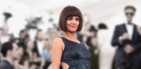 Katie Holmes sorprende con un nuevo corte 'bob' en la alfombra roja de la Gala MET 2015