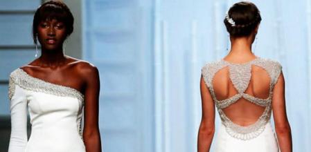 Unas modelos lucen unos vestidos de novia de Rosa Clará que ha presentado su colección para 2016 en la Barcelona Bridal Week