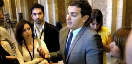 El líder de C's, Albert Rivera, en los pasillos del Parlament