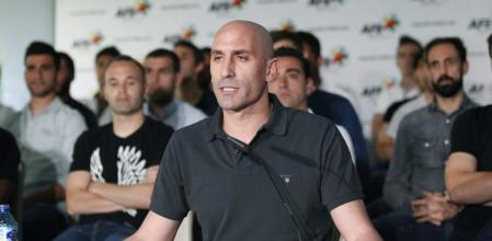 Rubiales ante la prensa. Al fondo jugadores como Xavi, Iniesta o Juanfran