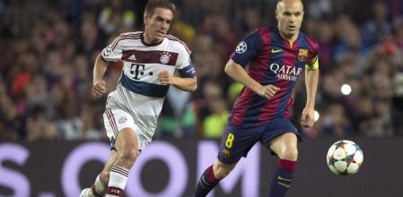 El centrocampista del Bayern de Munich Philipp Lahm (i) persigue a Andrés Iniesta, del FC Barcelona, durante el partido de ida de la semifinal de la Liga de Campeones que se juega esta noche en el Camp Nou, en Barcelona