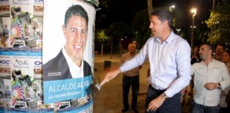 El candidato del PP a la alcaldía de Badalonal, Xavier Garcia Albiol, pegando el primer cartel de la campaña electoral