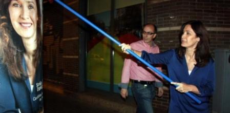 La candidata del PPC, Sonia Esplugas, pegando un cartel