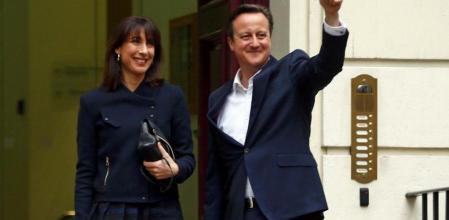 David Cameron y su esposa Samantha en la sede de los conservadores en Londres