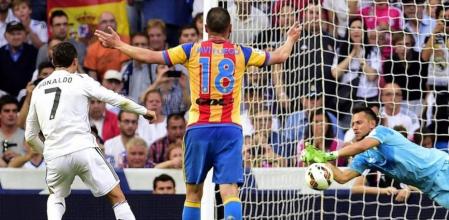 Diego Alves detiene un penalti a disparo de Cristiano Ronaldo