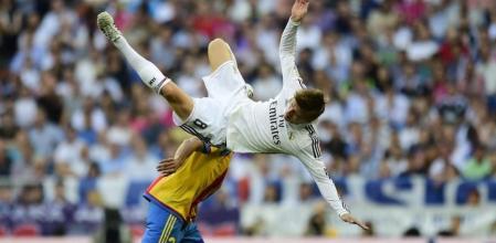 Toni Kroos sufre una caída tras un salto con un rival del Valencoa