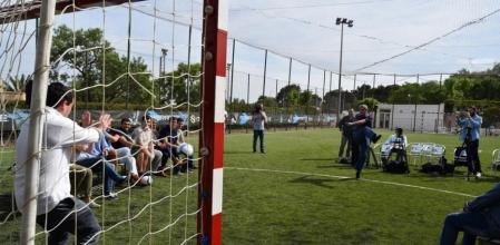 Alberto Fernández Díaz chuta un penalti durante un acto de la campaña electoral