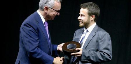 El investigador César Serrano, de la Vall d'Hebron, recibe la beca Fero durante la velada organizada en el Palau Nacional. En la foto, el premiado recibe el galardón de manos del doctor Josep Balsega.