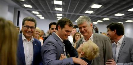 De izquierda a derecha, el candidato de Ciutadans en L'Hospitalet, Miguel García; el líder del partido Albert Rivera, el diputado Matías Alonso y el presidente de Ciudadanos-Andalucía, Juan Marín
