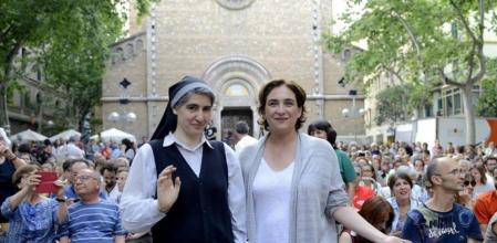 Ada Colau y Teresa Forcades, en el acto de Barcelona en Comú celebrado en la plaza de la Virreina de Gràcia
