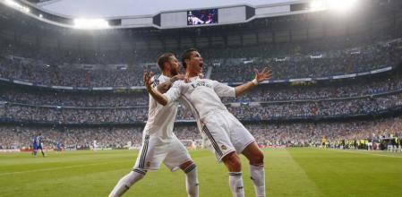 El portugués celebra con Sergio Ramos después de marcar