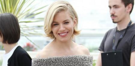 Sienna Miller con un vestido largo midi de Balenciaga con escote barco y con estampados en gris y negro en la presentación del jurado del Festival de Cannes 2015