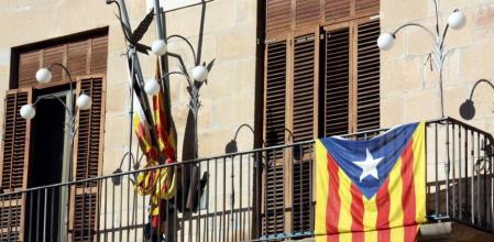 Imagen de una estelada en el balcón del Ajuntament de Tàrrega