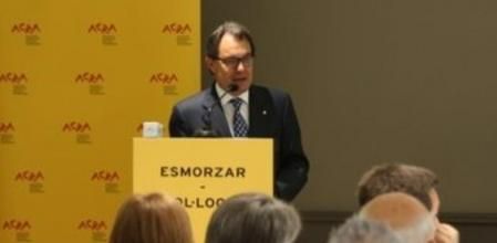 El president de la Generalitat, Artur Mas, la consellera de Benestar, Neus Munté y la directora d'ACCRA, Cinta Pascual.