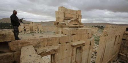 Un policía vigila los restos de Palmira en una imagen tomada el 14 de marzo