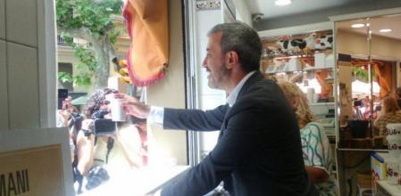 Collboni repartiendo horchata en el Poblenou, este jueves