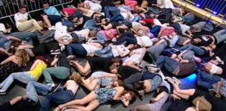 Frank Cuesta recrea la celda de Yuyee en Tailandia durante su entrevista en 'El Hormiguero' de Pablo Motos