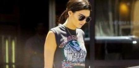 Kendall Jenner visitó a su madre en el Día de la Madre vistiendo una camiseta estampada con la bandera Confederada, vinculada a connotaciones racistas y xenófobas