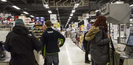 Clientes de un supermercado danés pagan sus compras con tarjeta, a través de unas máquinas