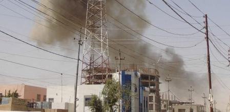 Una cortina de humo asciende en el cielo de Ramadi tras los bombardeos del ejercito iraquí para contrarrestar el avance del Estado Islámico