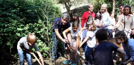 Alberto Fernández ha plantado un árbol en el parque de Collserola