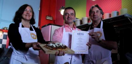 La número 6 de la lista de ERC en Barcelona, Gemma Sendra; el alcaldable Alfred Bosch; y el actor Juanjo Puigcorbé, número dos de la candidatura en el restaurante Semproniana de Ada Parellada