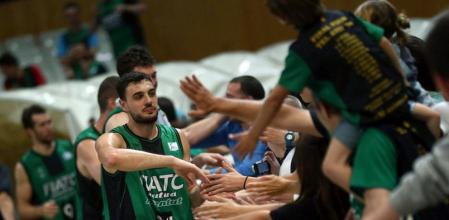 Los jugadores del FIATC Joventut celebran con su público el paso al Play-off en el Olímpic de Badalona