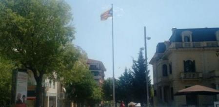 La estelada en la plaza Lluís Millet de Sant Cugat del Vallès