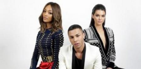 El diseñador Olivier Rousteing posa junto a Jourdan Dunn y Kendall Jenner, que lucen diseños de la nueva colaboración de Balmain para H&M
