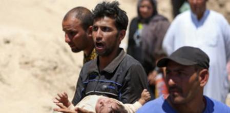 Residentes de Ramadi huyen a pie de la ciudad, tomada por el Estado Islámico, y se dirigen a Bagdad, a 65 kilómetros