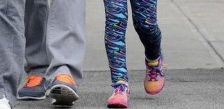 Honor Warren, hija de Jessica Alba, luciendo zapatillas de colores