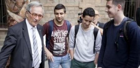 Trias habla con varios estudiantes de instituto.