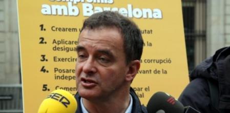 Bosch, en una atención a los medios de comunicación en la plaza Sant Jaume