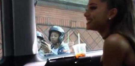Ariana Grande canta con un fan que va en moto