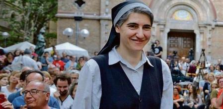 La monja benedictina Teresa Forcades, antes de intervenir en un acto el 13 de mayo en Barcelona