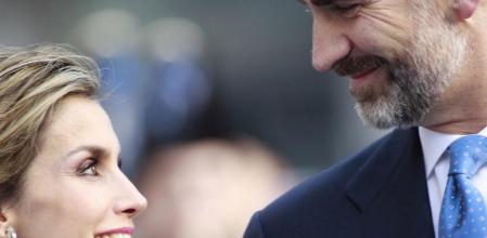 Felipe VI y su esposa, la Reina Letizia, se miran embelesados