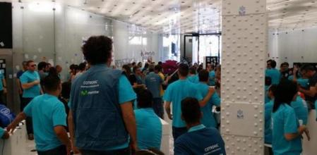Una protesta laboral ocupa la tienda de Movistar en plaça Catalunya