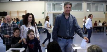 El candidat del PP en Badalona, Xavier Garcia Albiol, votando este 24M