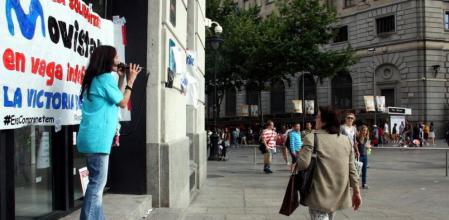 Una huelguista habla desde la puerta de la sede del MWC ocupado en plaça Catalunya
