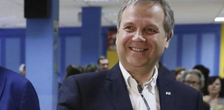 El candidato socialista al Ayuntamiento de Madrid, Antonio Miguel Carmona, deposita su voto para las elecciones del 24M en el colegio Virgen del Cortijo de la capital.